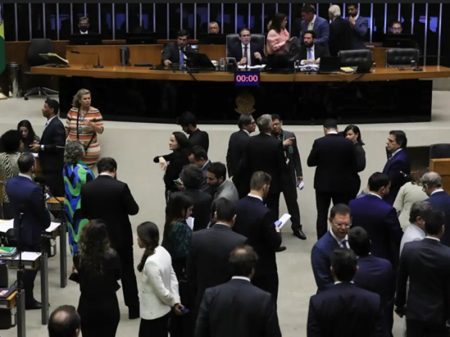 Alta do IOF é derrubada no Congresso e bolsonarismo aproveita para exigir cortes sociais