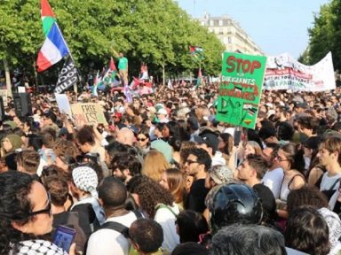 Franceses tomam as ruas de Paris para condenar sequestro do barco com mantimentos a Gaza