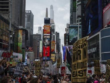 Manifestantes em Nova York, Washington, LA e Chicago repudiam ataque de Trump contra o Irã
