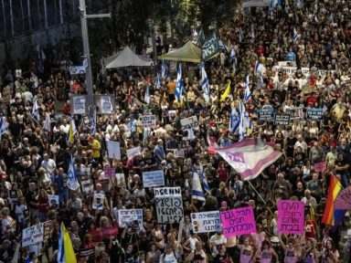Multidão em Tel Aviv exige fim dos ataques a Gaza e volta dos reféns
