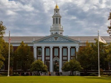 Juíza federal bloqueia proibição de Trump a estudantes estrangeiros em Harvard
