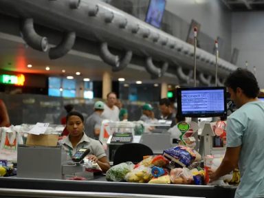 Adiamento de regra sobre trabalho em feriados ameaça direitos de comerciários, afirma UGT