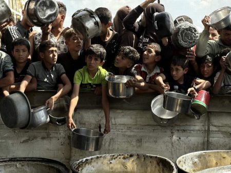 Bloqueio de Israel a alimentos em Gaza leva médicos a desmaiar de fome nos hospitais