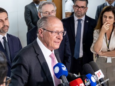 “Plano de contingência” para responder ao tarifaço “está sendo elaborado”, diz Alckmin