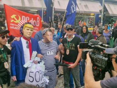 Manifestantes repudiam ameaças contra 25 de Março com sátira a Trump e Bolsonaro ‘na cadeia’