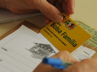 Cerca de 1 milhão de beneficiários deixam o programa Bolsa Família após aumento de renda