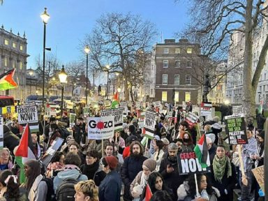 Chefe da força aérea de Israel é recebido com protesto em visita a Londres