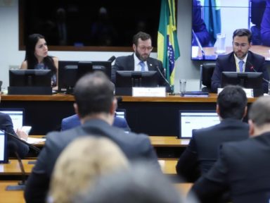 Bolsonaristas se isolam e fazem moção de louvor a Trump