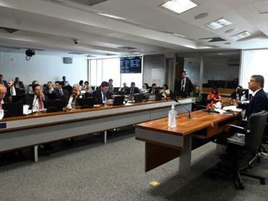 Filho “03” ataca grupo de senadores que quer negociar tarifas