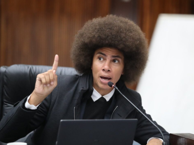 ALEP suspende Renato Freitas por apoio a professores e oposição rebate: “Ataque à democracia”