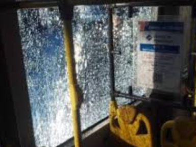 Tarcísio assiste ataques a 710 ônibus de braços cruzados e diz que ‘população não precisa ter medo’