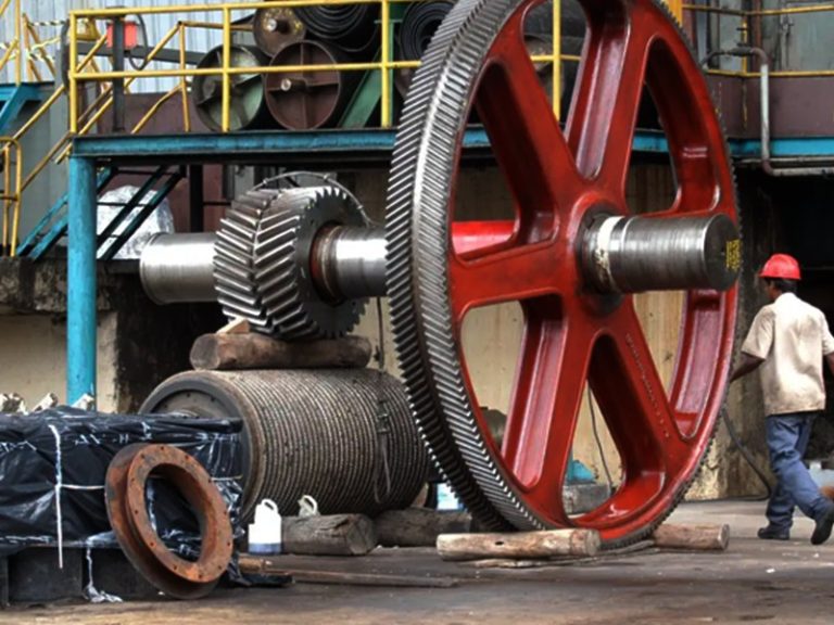 Produção industrial cai 0,5% em maio, atingida pelos juros elevados