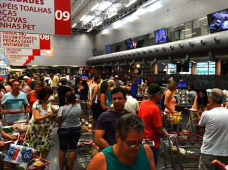 Vendas do comércio recuam em maio