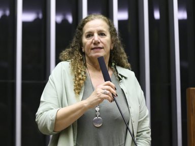 Jandira defende uso da “lei de reciprocidade” contra Trump, aprovada pelo Congresso