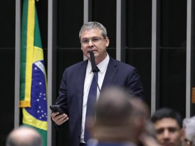 “Bolsonaro vai botar o boné do Trump para prejudicar o Brasil de novo?”, indaga líder do PT