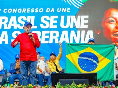 “A bandeira verde e amarela vai voltar a ser do povo brasileiro”, diz Lula na UNE