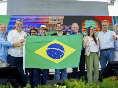 Lula qualifica Bolsonaro de “coisa covarde” e diz que vai para a briga contra Trump