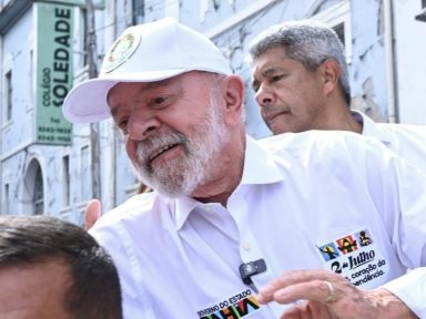 “Não está nos planos privatizar os Correios”, diz Lula ao ser abordado em evento