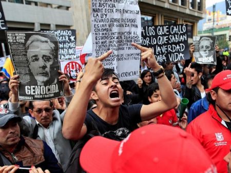 Justiça colombiana condena Uribe por “suborno e corrupção” de paramilitares