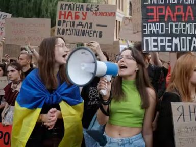 Manifestações contra regime de Zelensky tomam as ruas de Kiev, Dnipro e Odessa