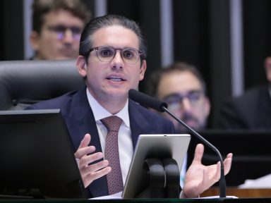 Hugo Motta barra circo bolsonarista armado para defender a impunidade do Bozo