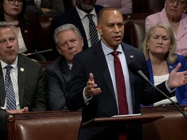 Lei “Robin Hood ao revés” de Trump corta no Medicaid e mantém oligarcas livres de impostos