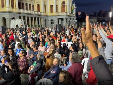 Mobilização garante conquistas e professores encerram greve em BH