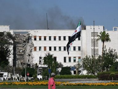 Israel bombardeia prédios militares e de governo na capital síria Damasco