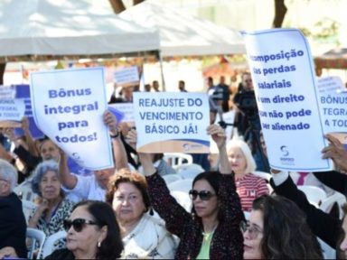 Auditores-fiscais da Receita aprovam acordo com 9% de reajuste e encerram greve