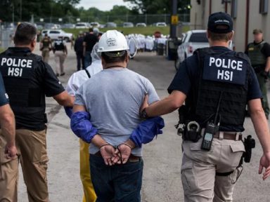 Caçada de Trump aos imigrantes: racismo e truculência