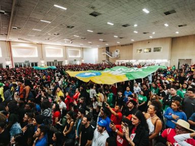UNE reúne 10 mil estudantes e conclama à luta “em defesa da soberania brasileira”