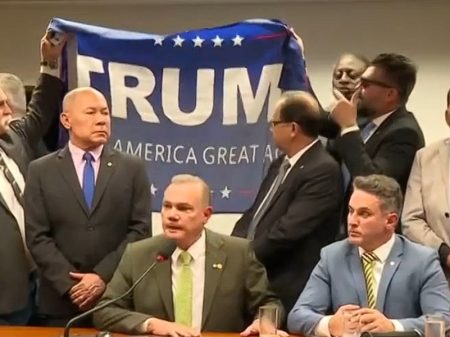 Vexame: bolsonaristas, traidores da pátria, erguem faixa em homenagem a Trump