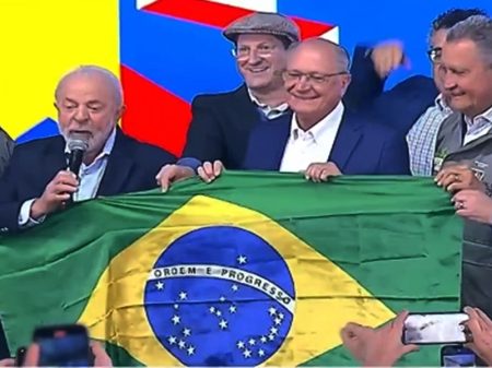 Bolsonaristas traíram o Brasil e pediram intervenção estrangeira, denuncia Lula