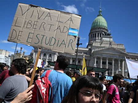 Universidades argentinas paralisam contra “perversos cortes” de Milei
