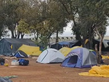 Provocador de acampamento golpista rompe tornozeleira e foge; STF manda prender