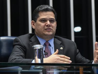 Carrega-mala de Trump tenta pressionar Alcolumbre