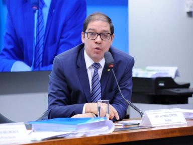 Vice da Câmara ameaça dar golpe em Hugo Motta e pautar anistia para os golpistas