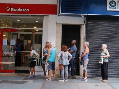 Bancos privados fazem descontos ilegais em contas de aposentados, revela reportagem