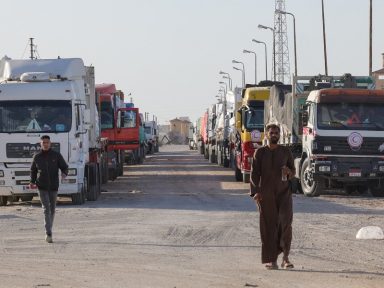 Milhares de caminhões com alimento são bloqueados por Israel na entrada de Gaza