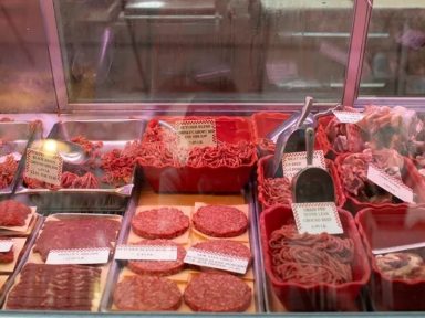 Tarifaço de Trump e seca fazem preço da carne atingir R$ 150 nos EUA, diz canal