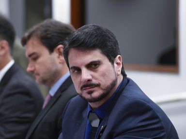 Do Val provoca, volta a descumprir ordem do STF e ameaça fugir