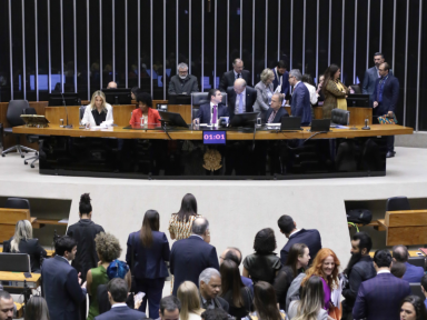 Câmara aprova urgência para projeto contra pedofilia na internet e bolsonaristas ameaçam obstrução