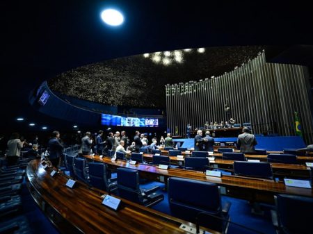 Senado aprova isenção de IR para 2 salários mínimos, ameaçada por tumulto bolsonarista