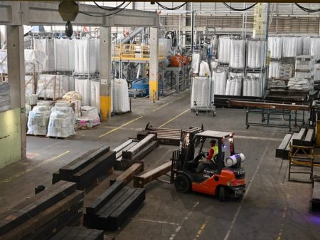 CNI: juros elevados derrubam PIB industrial