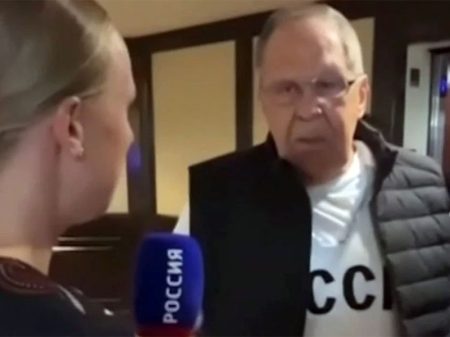Lavrov usa moletom da União Soviética na chegada para cúpula Putin-Trump