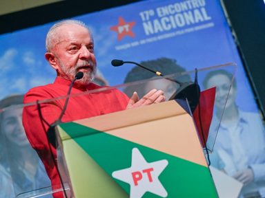 Bolsonaro e ‘03’ estão “traindo o povo brasileiro, lambendo as botas do Trump”, denuncia Lula