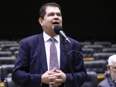 Deputado critica bolsonaristas e defende regular redes para impedir ataques às crianças