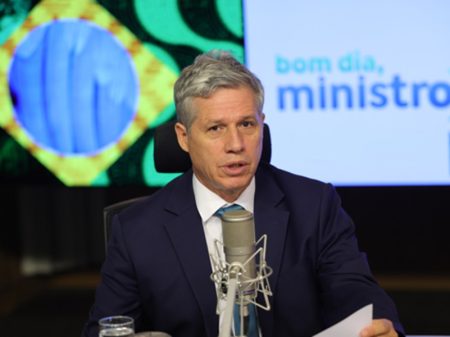 Governo vai adquirir produtos perecíveis atingidos por tarifaço de Trump, diz ministro
