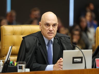 Moraes pede para marcar julgamento de Bolsonaro pela trama golpista