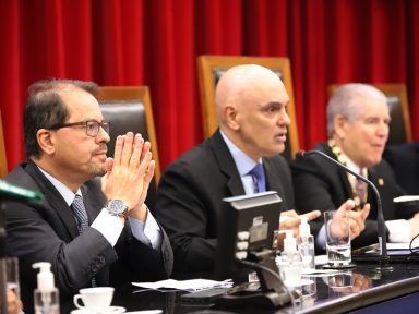 Moraes recebe homenagem do TCESP e faz alerta contra as ações golpistas